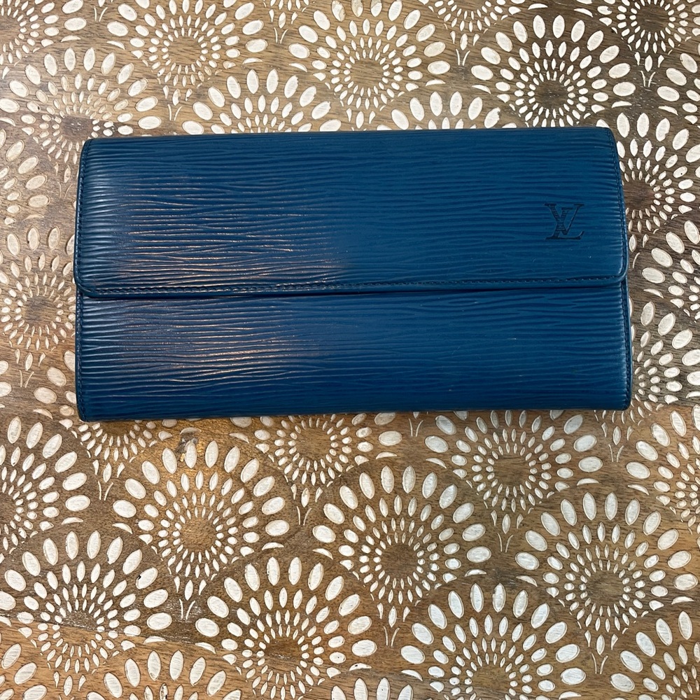 8635 Louis Vuitton epi sarah